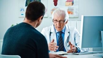 Een arts -consultatie met problemen met potentie