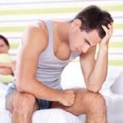 een man is boos over pathologische afscheiding als hij opgewonden is